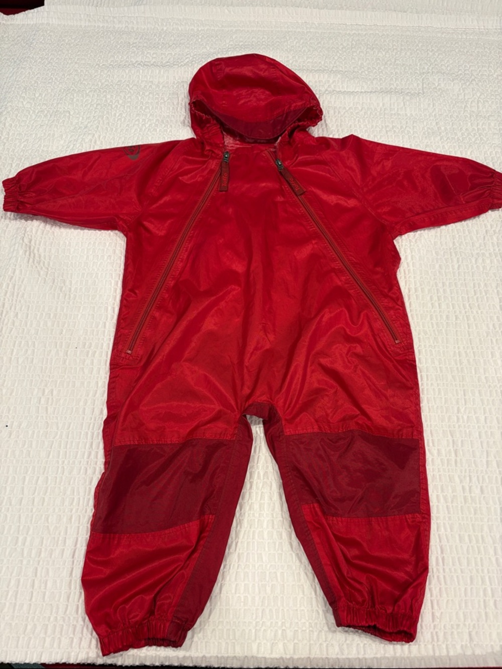 Tuffo Red Kids Waterproof Hooded Rainsuit 
Size estimated 18-24 months